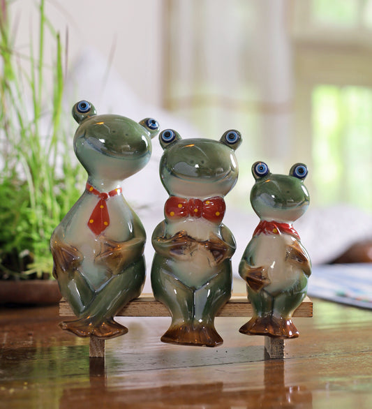 Big Eyed Cute Sitting Frog Family