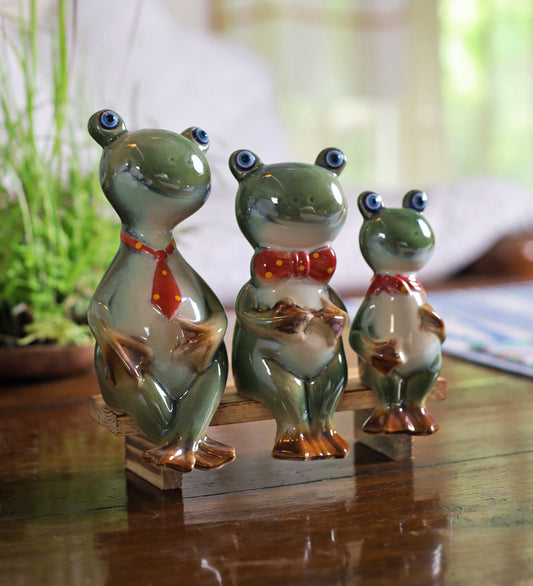 Big Eyed Cute Sitting Frog Family
